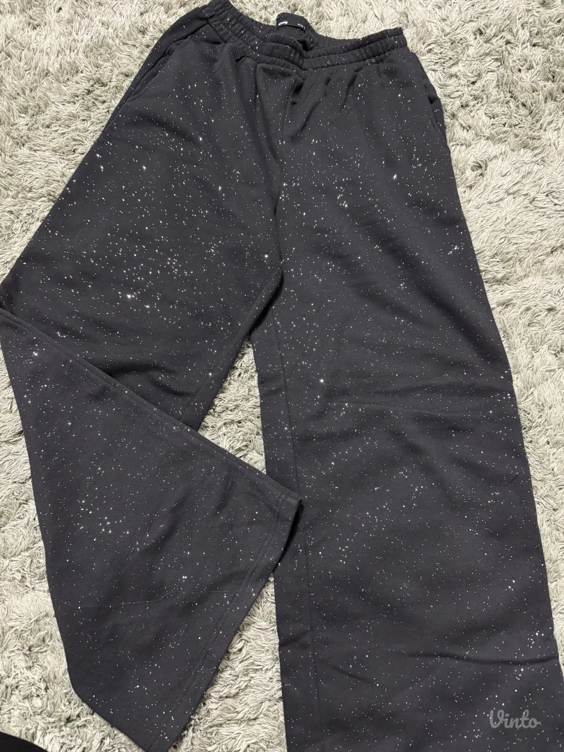 Sinsay, ženska trenerka