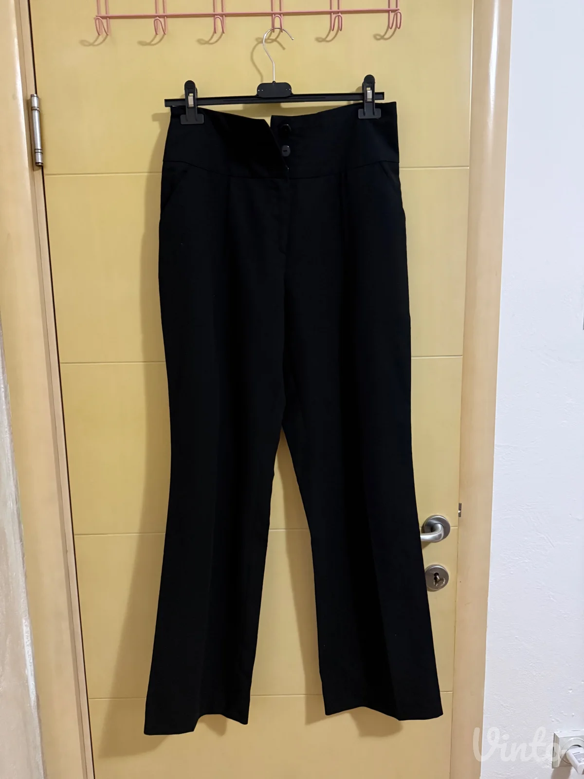 Crne pantalone
