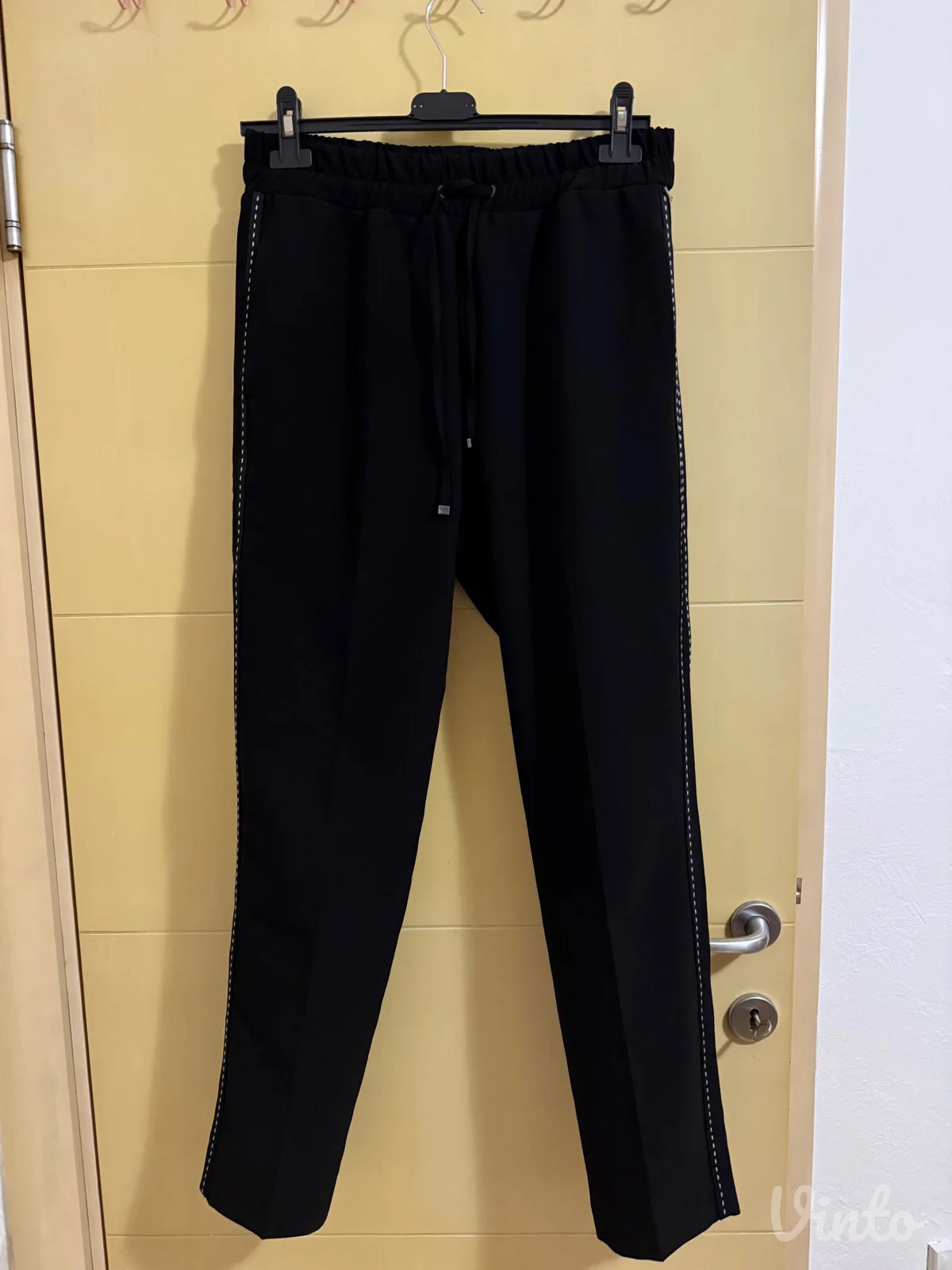 Crne pantalone