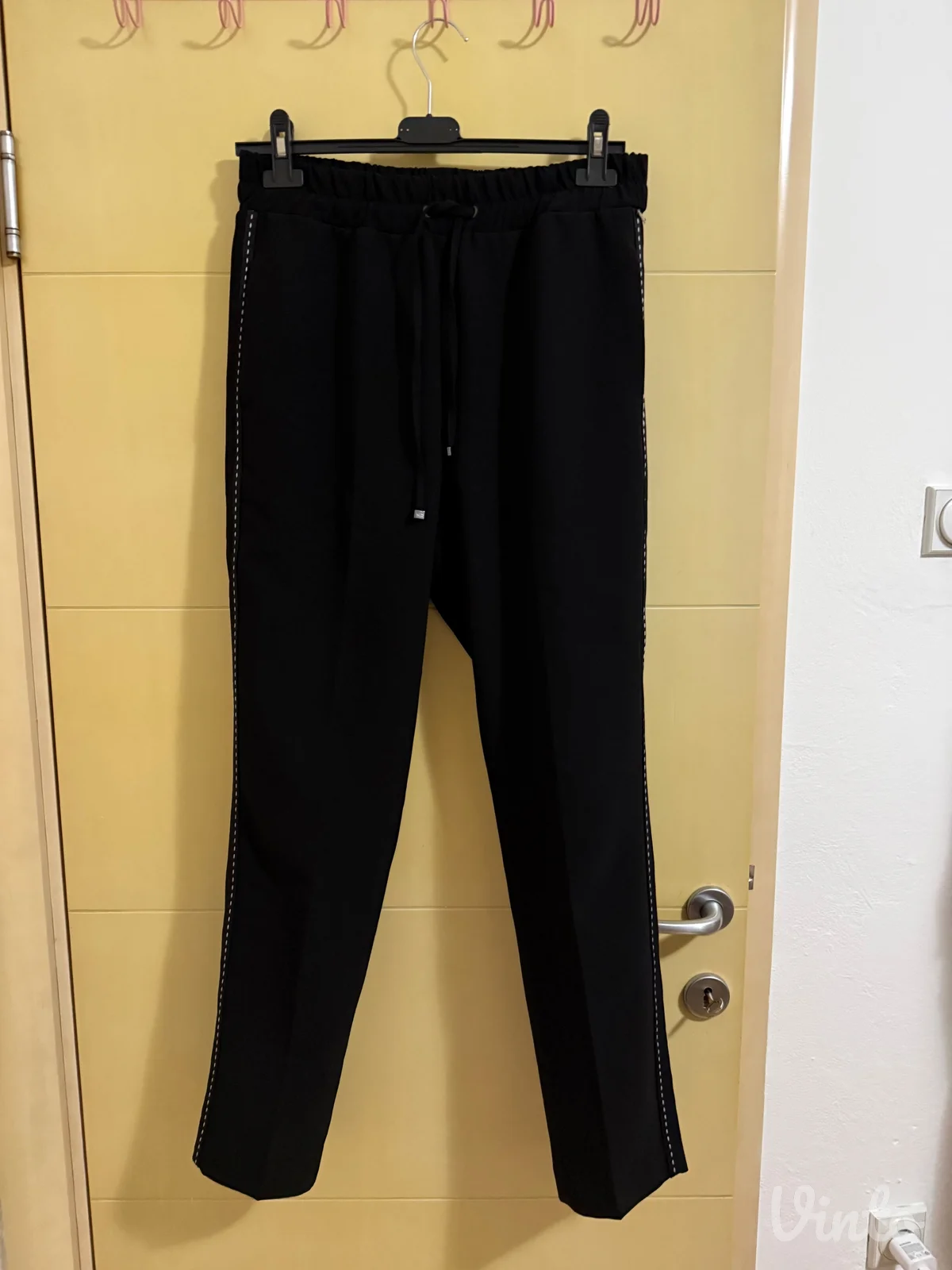 Crne pantalone