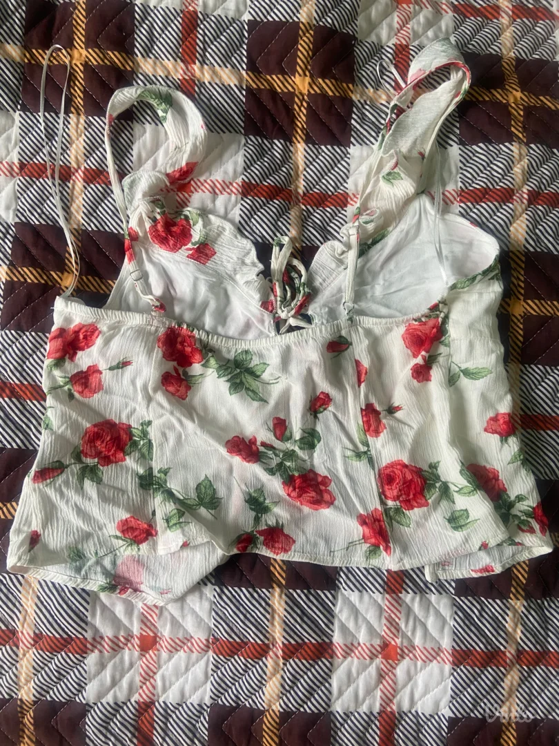 Bershka Crop Top Sa Cvecem M