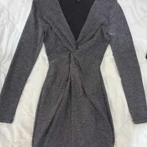 Sljokicasta siva haljina