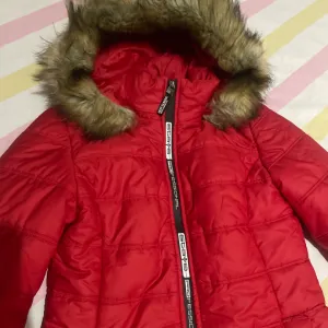 Crvena zimska jakna