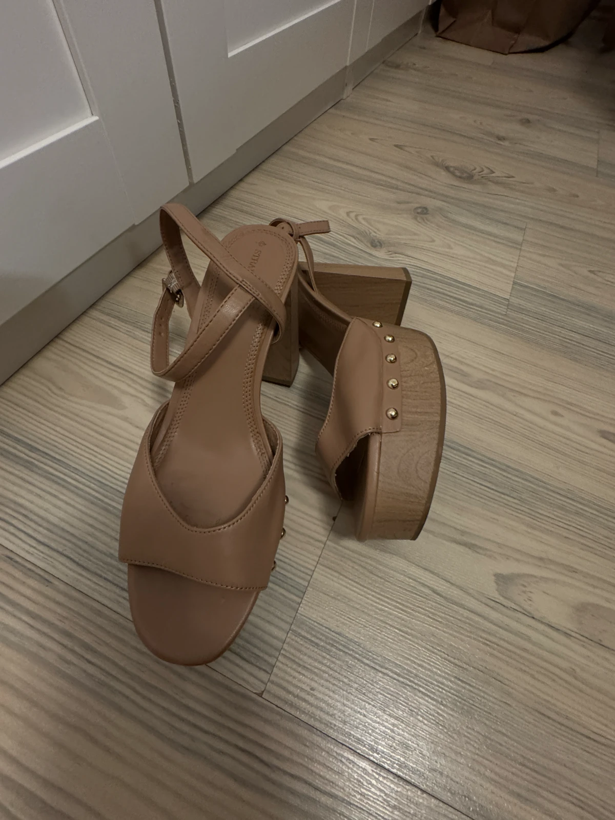 Stradivarius sandale na štiklu