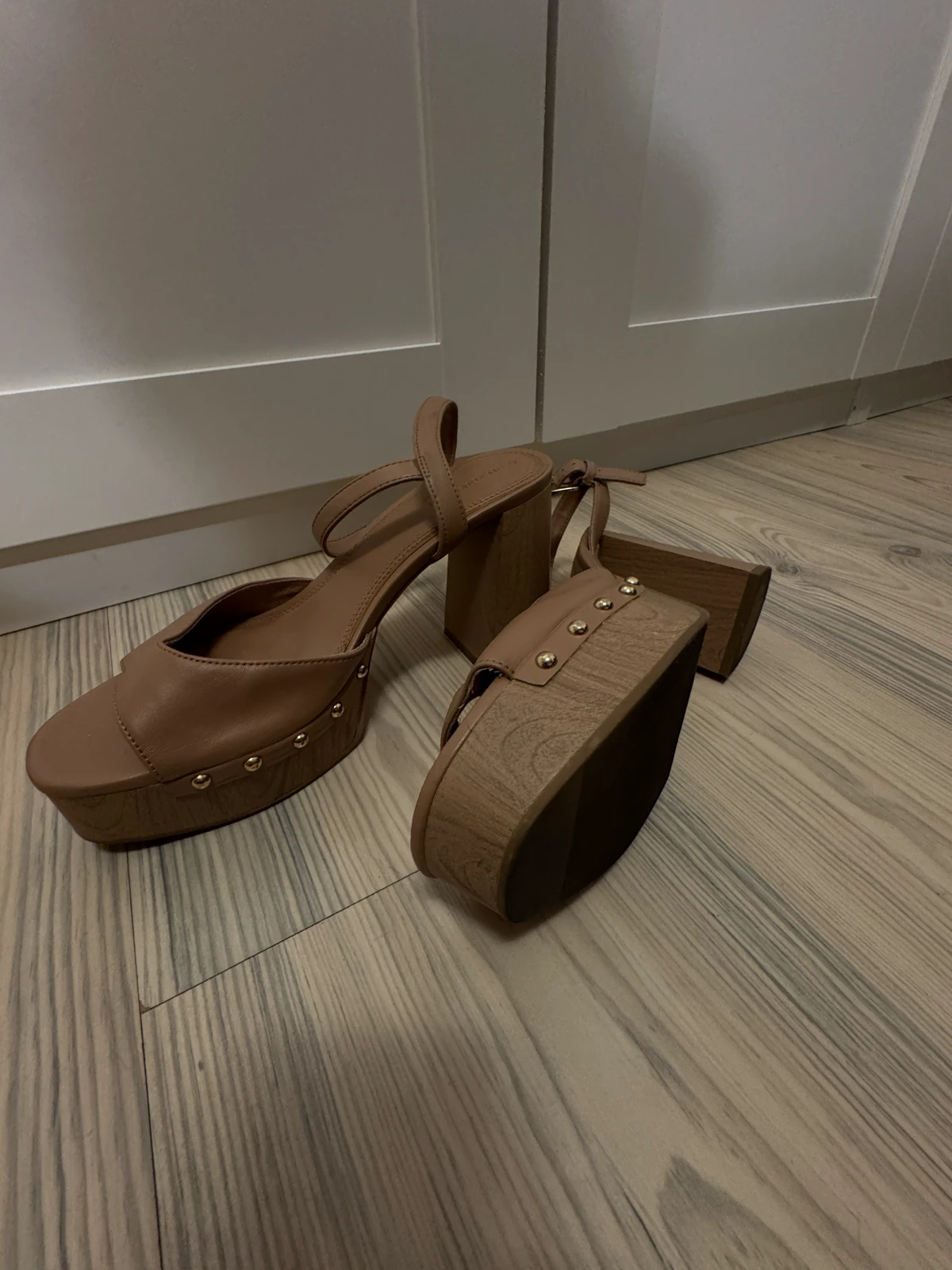 Stradivarius sandale na štiklu