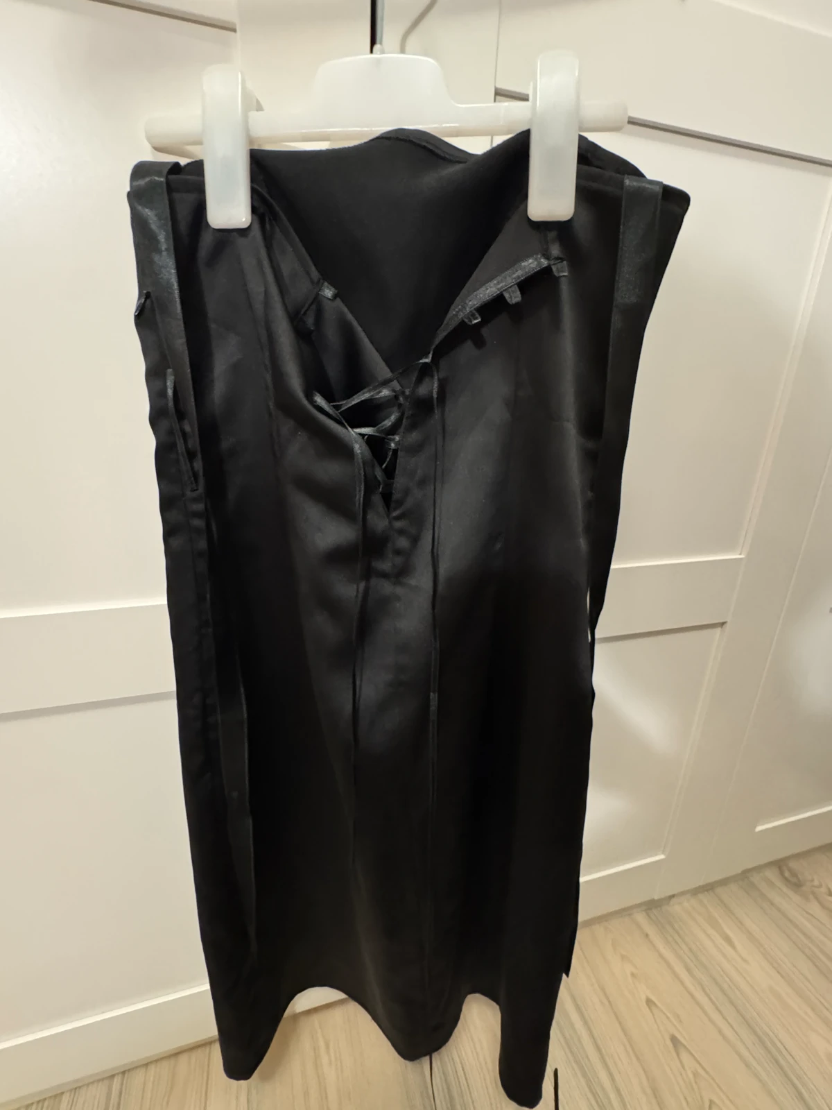 Uska crna mini haljina