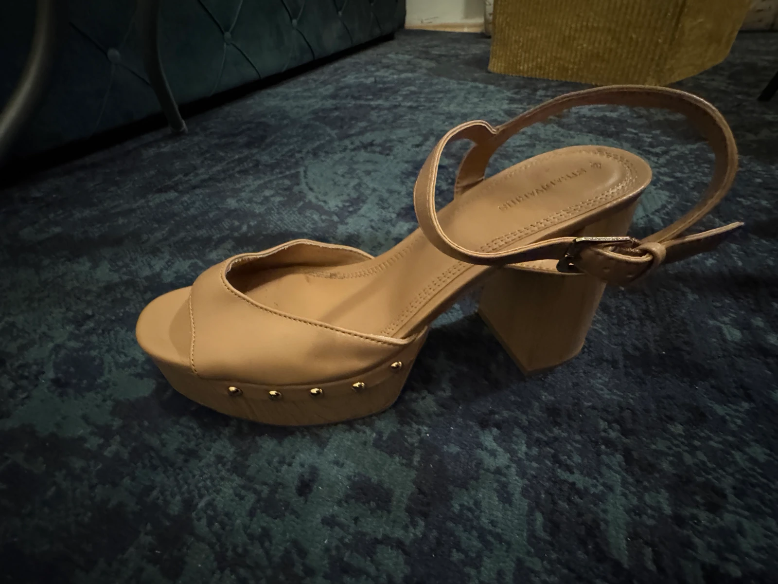 Stradivarius sandale na štiklu