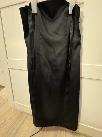 Uska crna mini haljina