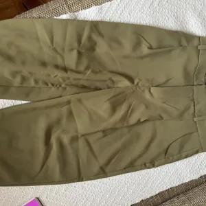 Zara pantalone (braon kais)