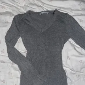 Zara dzemper V izrez