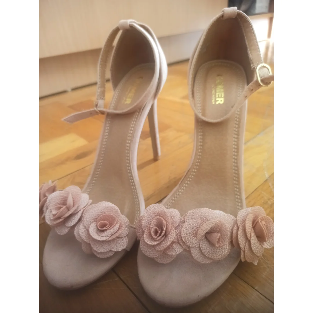 Elegantne roze štikle sa cvetićima – kao nove, broj 41