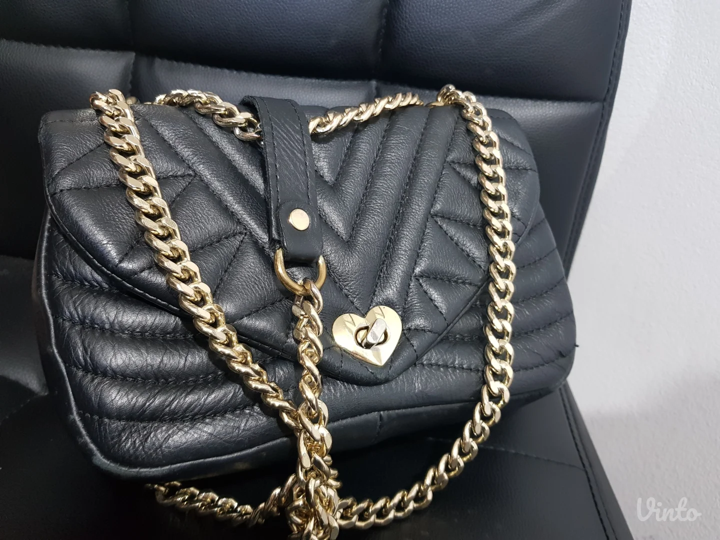 Kožna torba sa zlatnim lancem