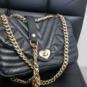 Kožna torba sa zlatnim lancem