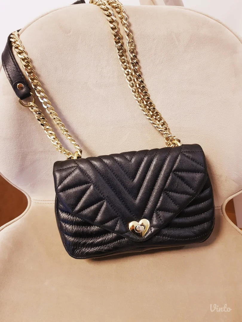 Kožna torba sa zlatnim lancem