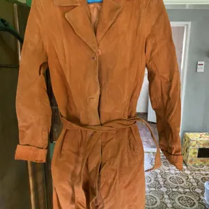 Prevrnuta koža velur mantil