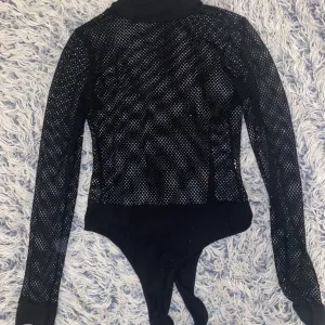 Majica bodi rupicasta