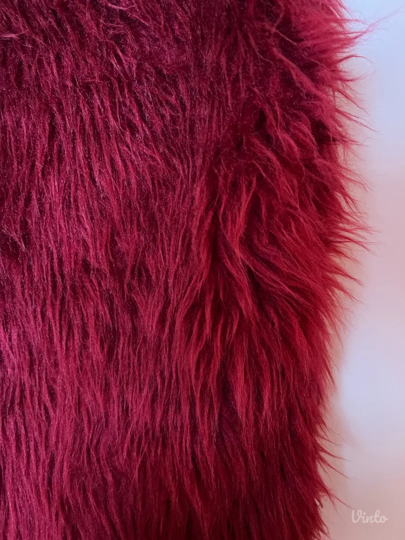 Čupavi bordo prsluk