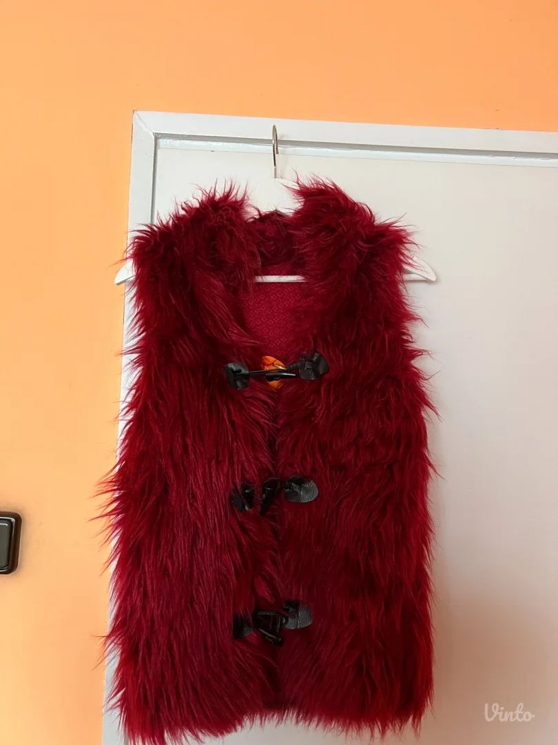 Čupavi bordo prsluk