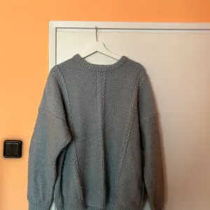 Ručno rađeni vuneni džemper