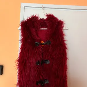 Čupavi bordo prsluk