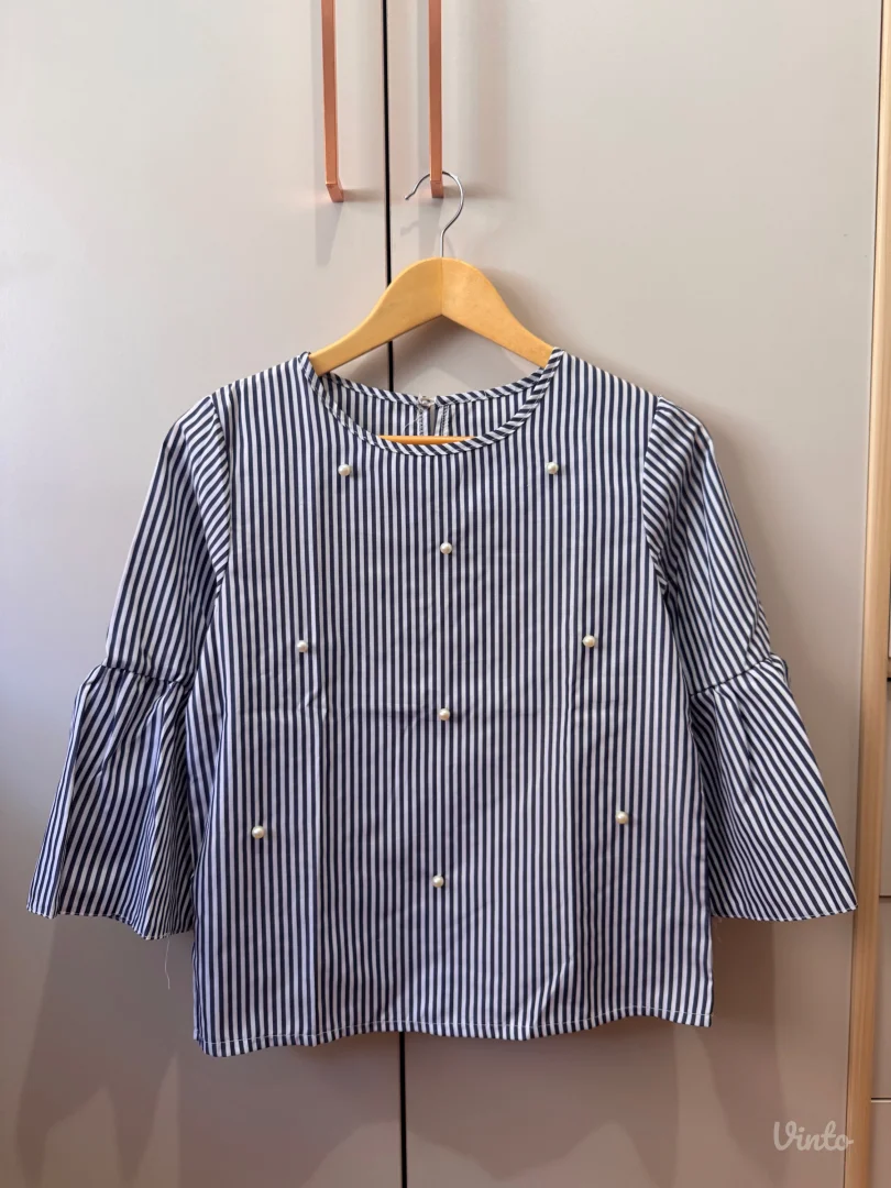 Nova plavo-bela prugasta bluza sa biserima