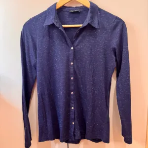 Teget košulja sa sjajnim koncem dugih rukava – Caroll