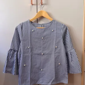 Nova plavo-bela prugasta bluza sa biserima