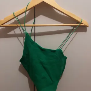 Zara crop top - veličina S - NOVO