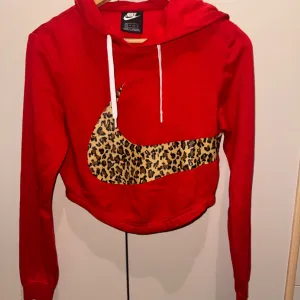 Nike duks crop top