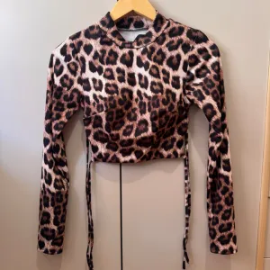 Leopard crop bluza sa otvorenim leđima