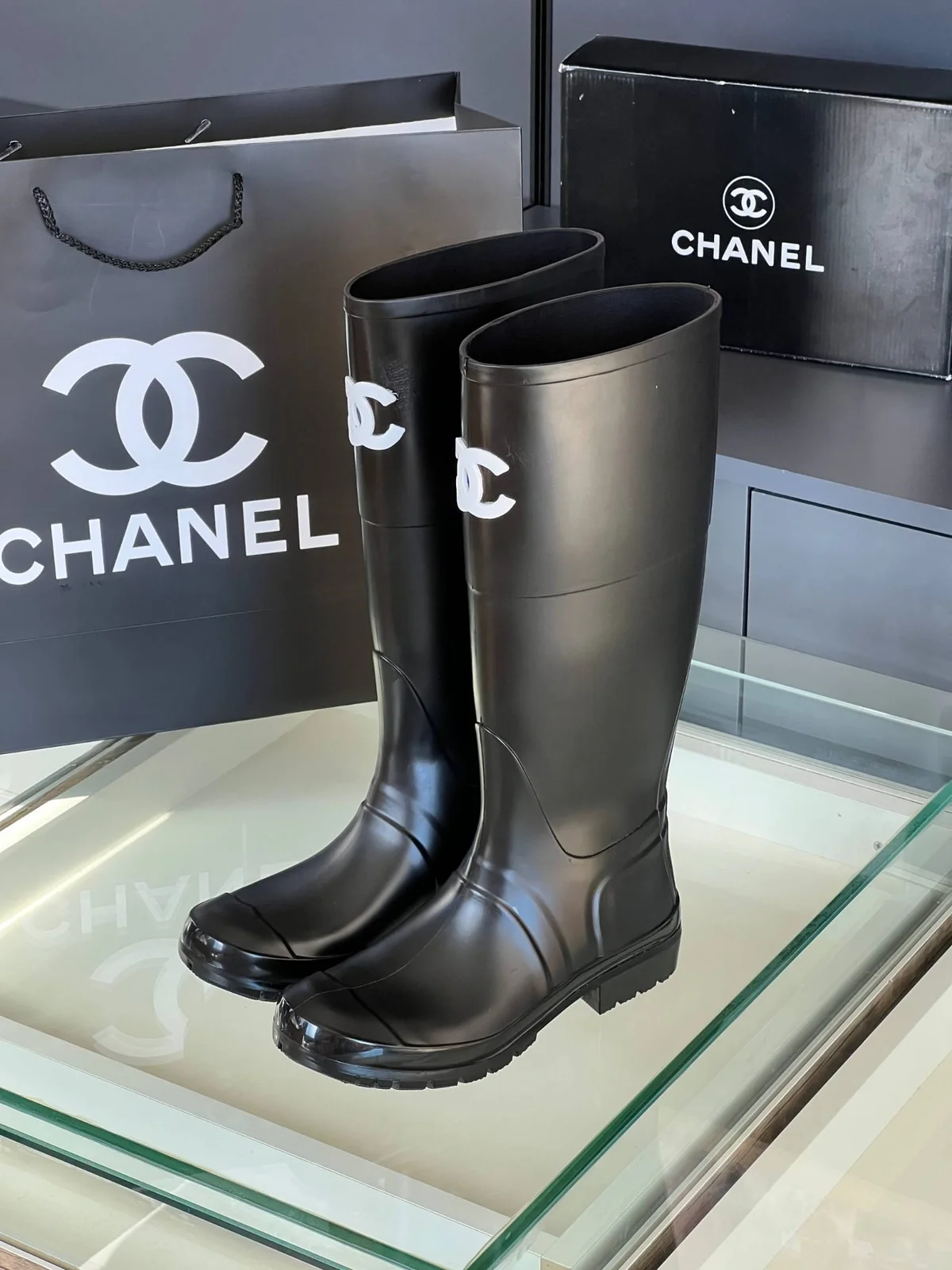 Chanel cizme dostupne u vise boja
