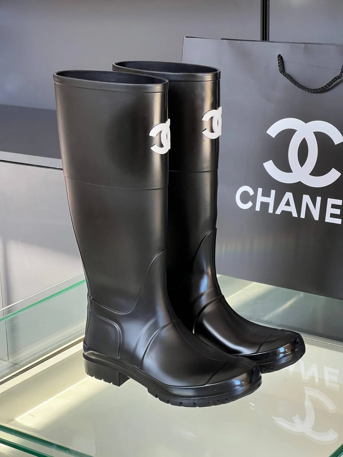 Chanel cizme dostupne u vise boja