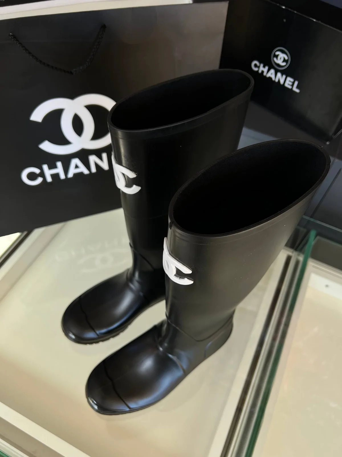 Chanel cizme dostupne u vise boja