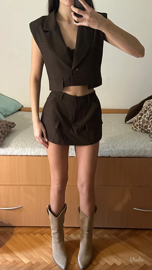 Komplet suknja sorts i sako bez rukava