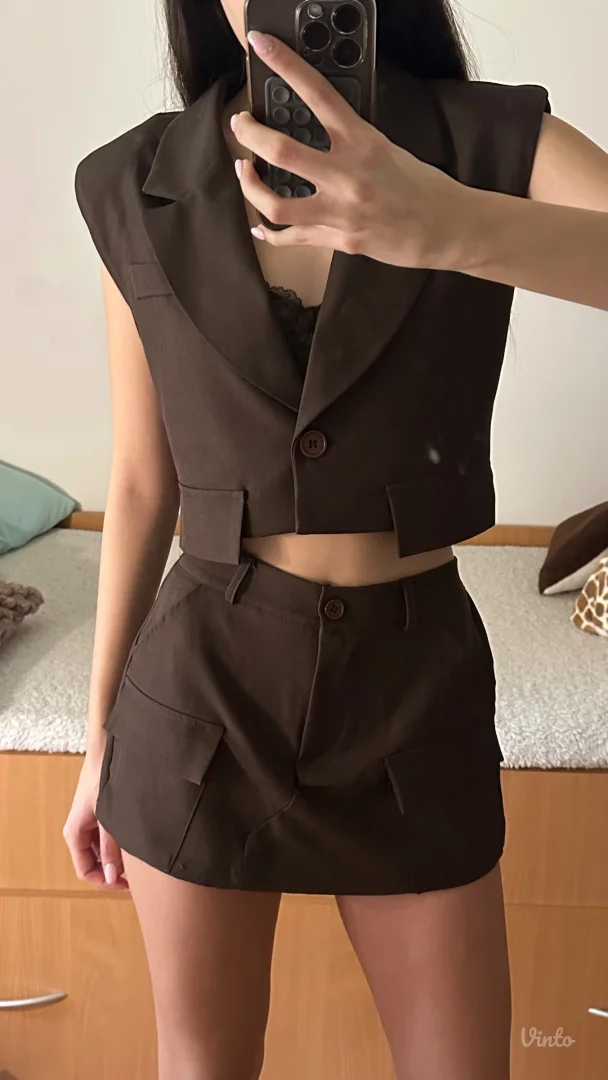 Komplet suknja sorts i sako bez rukava