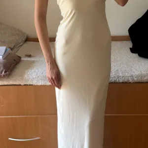 Zara haljina sa golim ledjima