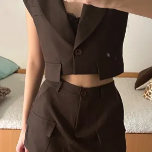 Komplet suknja sorts i sako bez rukava