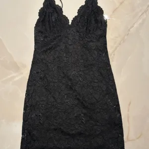 Zara - crna čipkana haljina