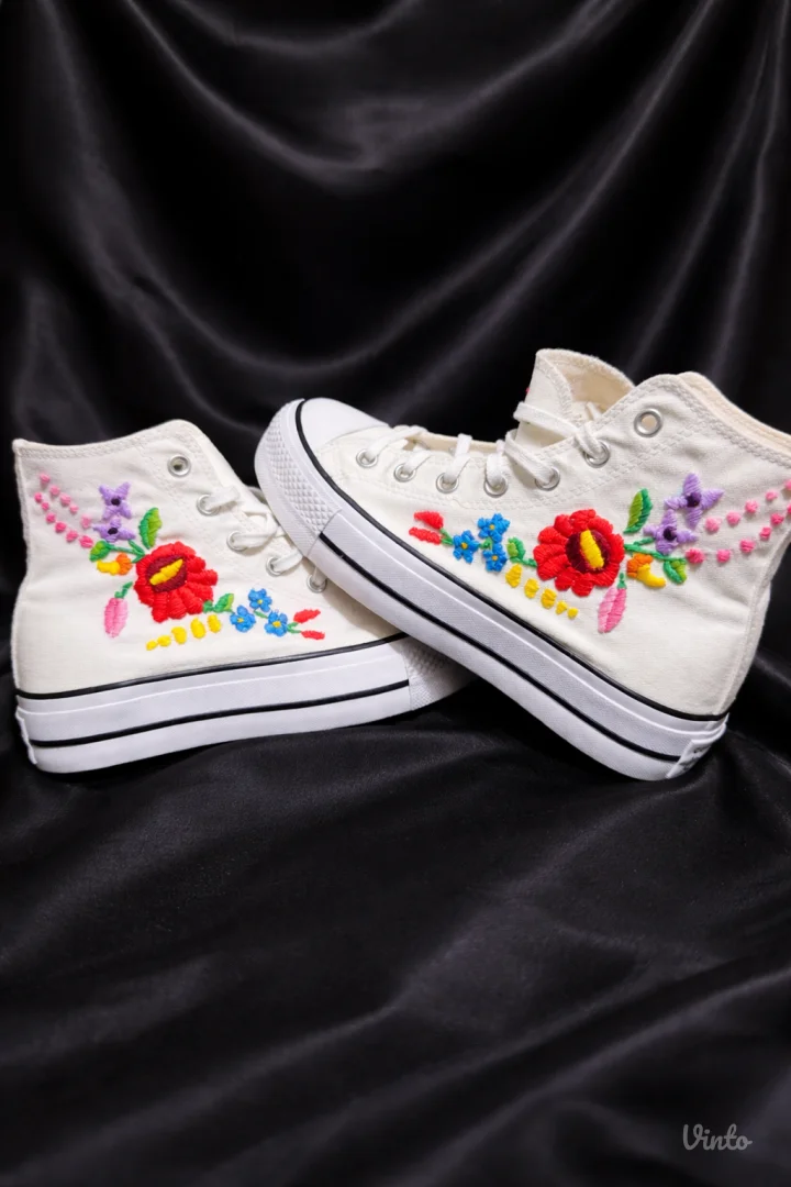 Unikatne Custom Converse (Starke) patike sa ručnim vezom