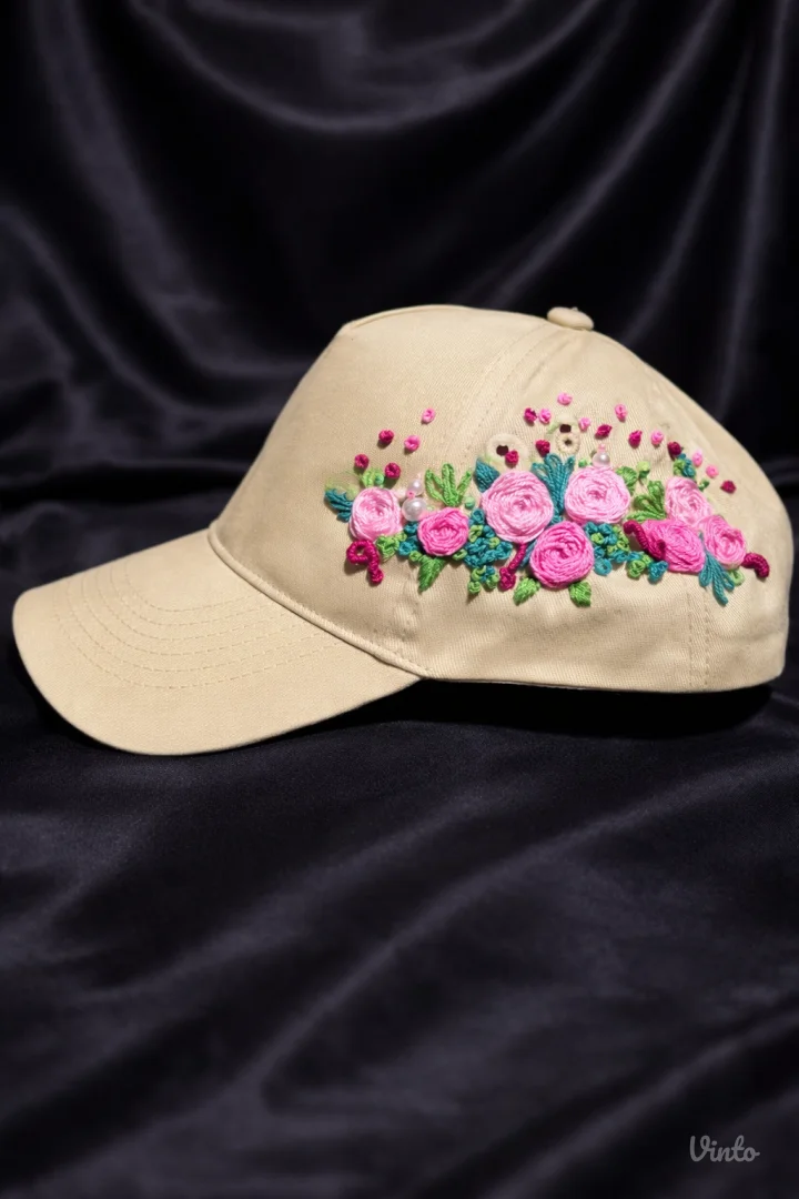 Unikatni ručno vezeni kačketi sa 3D cvetnim motivima