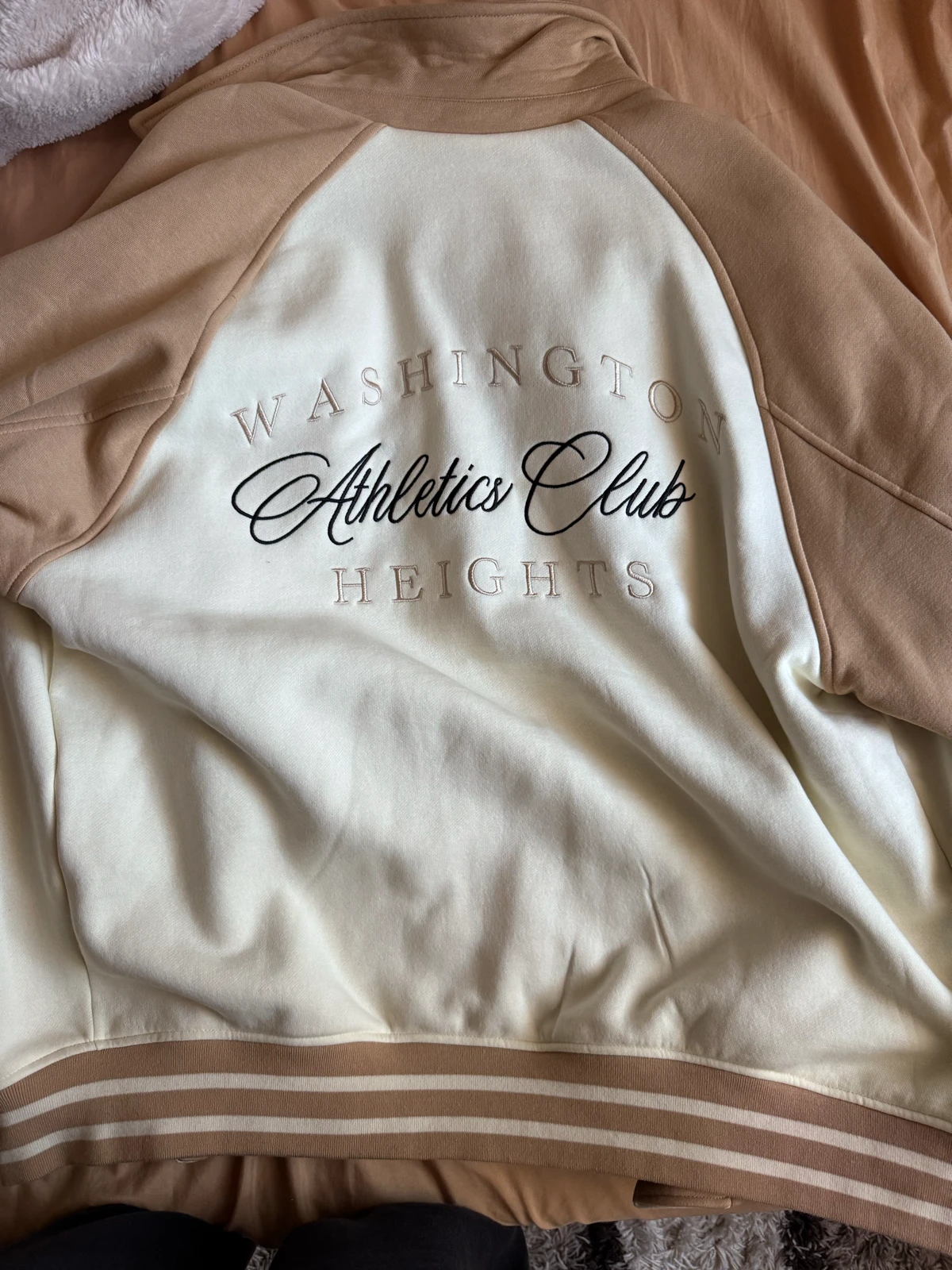 Bershka varsity jakna krem-bež boje