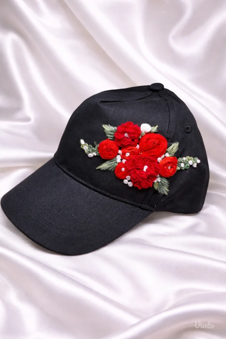 Unikatni ručno vezeni kačketi sa 3D cvetnim motivima