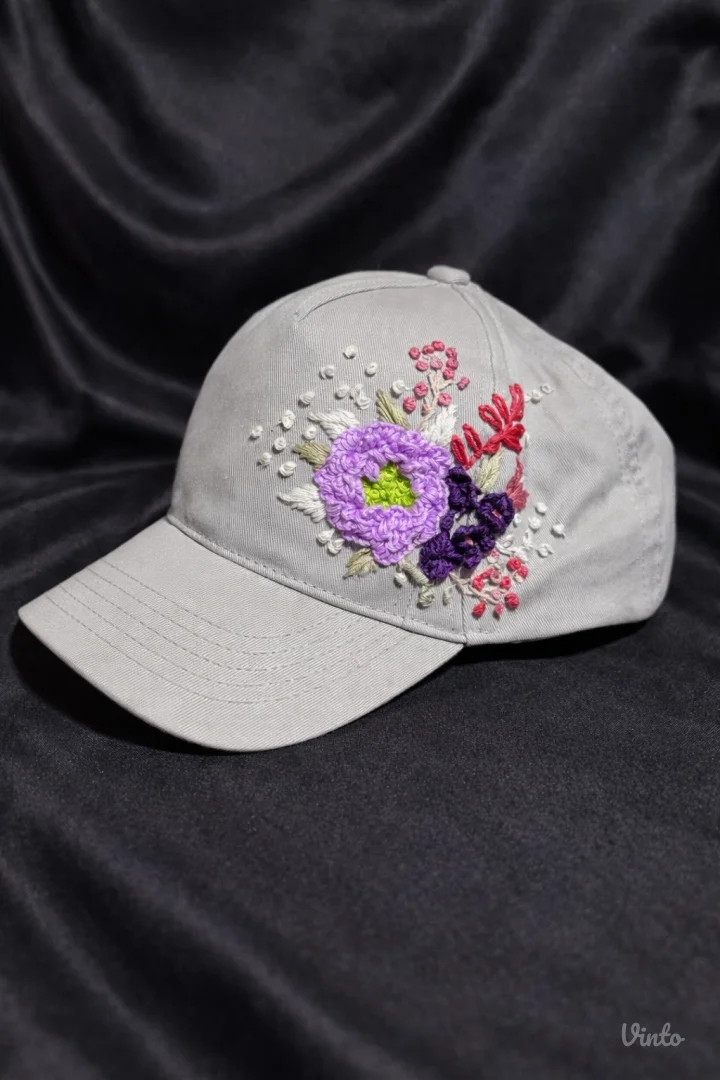 Unikatni ručno vezeni kačketi sa 3D cvetnim motivima