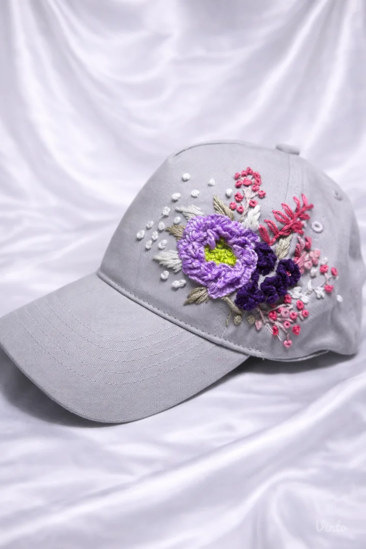 Unikatni ručno vezeni kačketi sa 3D cvetnim motivima