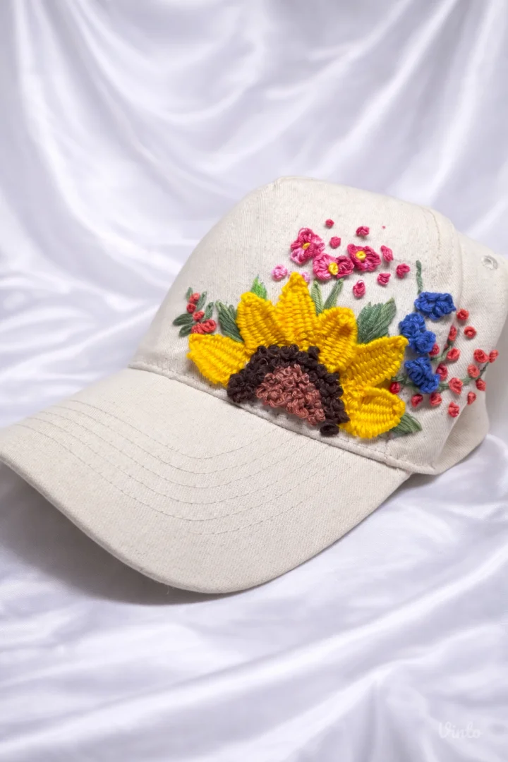 Unikatni ručno vezeni kačketi sa 3D cvetnim motivima