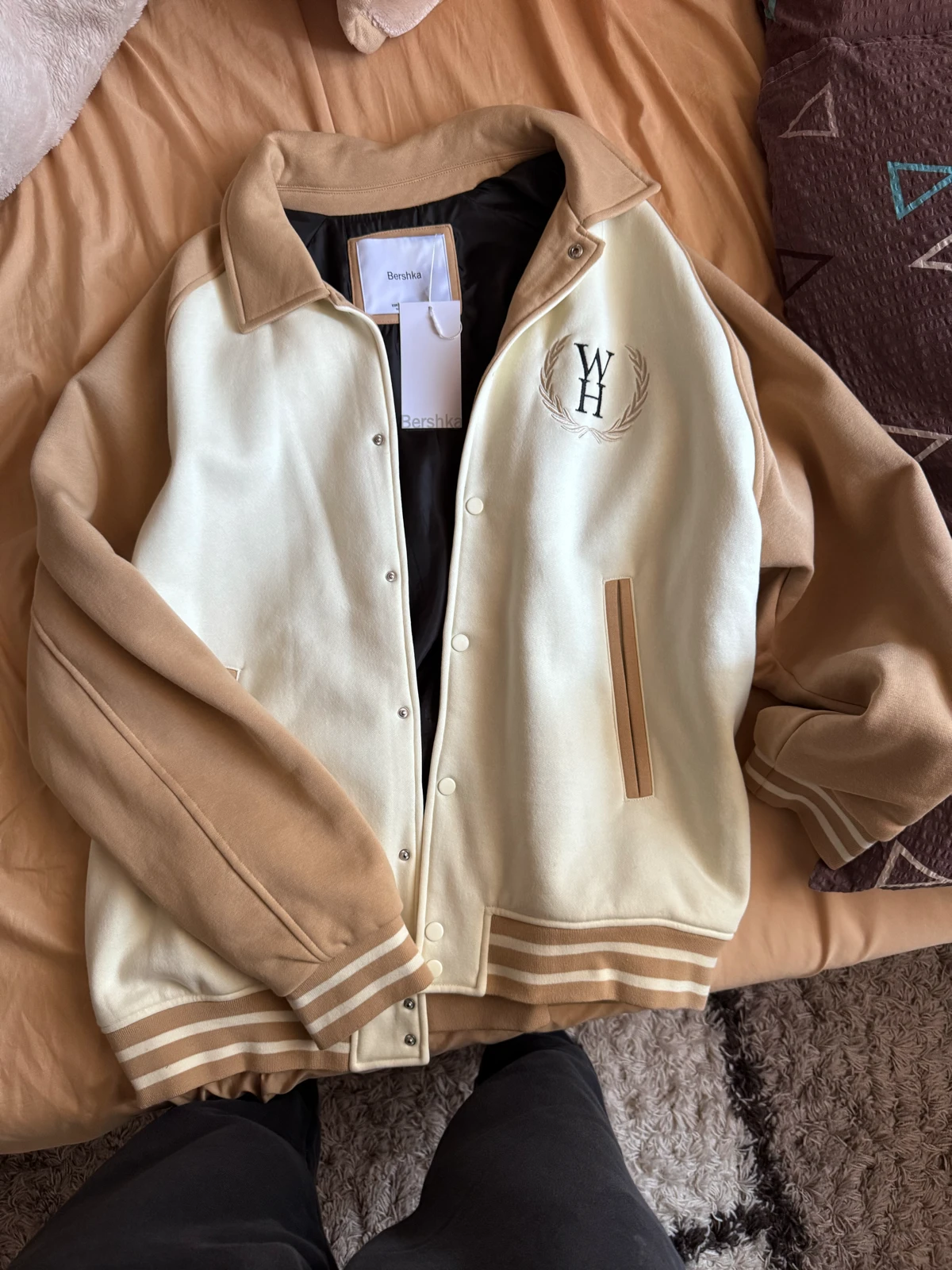 Bershka varsity jakna krem-bež boje