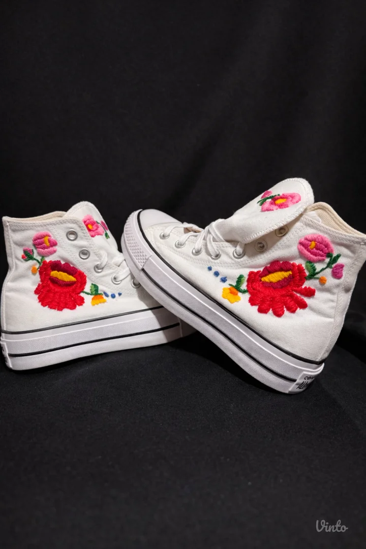 Unikatne Custom Converse (Starke) patike sa ručnim vezom