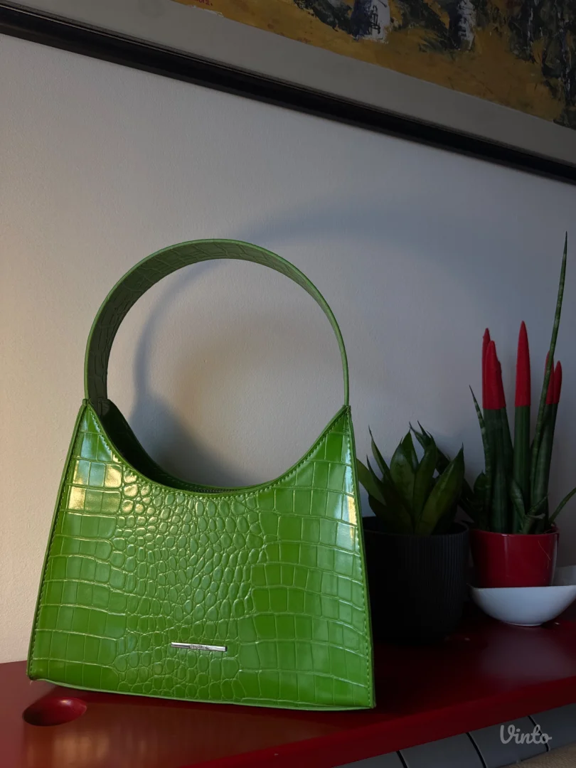 Bershka zelena shoulder torba sa krokodilskim (croc) detaljem