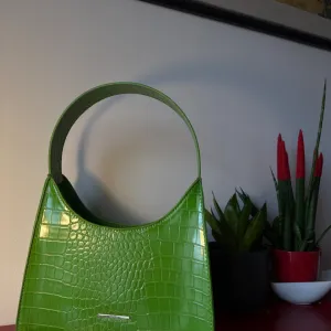 Bershka zelena shoulder torba sa krokodilskim (croc) detaljem