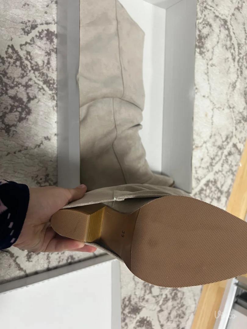 Cizme sa prekrivenom petom